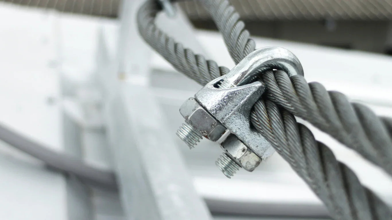 Stahlseil mit Drahtseilklemme für Hebetechnik und Anschlagmittel in Nahaufnahme