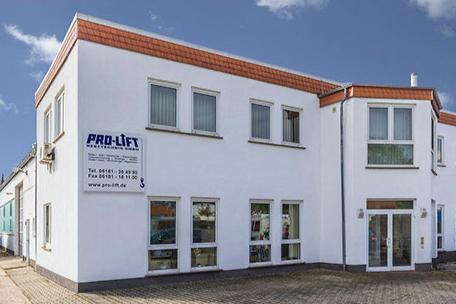 Modernes Firmengebäude für Hebetechnik mit großem Eingang und sichtbarem Pro-Lift Schild