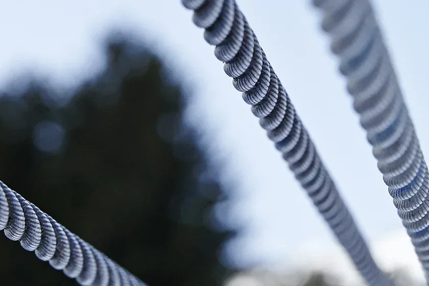 Drahtseile für Hebetechnik im Außenbereich, Nahaufnahme mit unscharfem Hintergrund